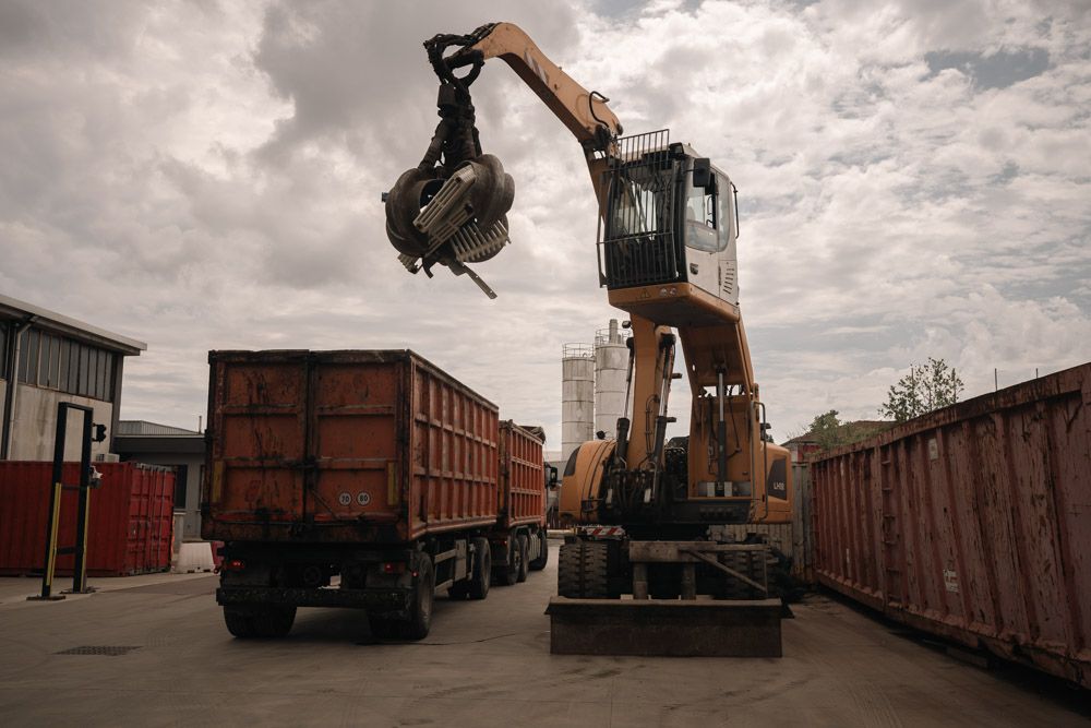 carico ferro pesante tramite escavatore