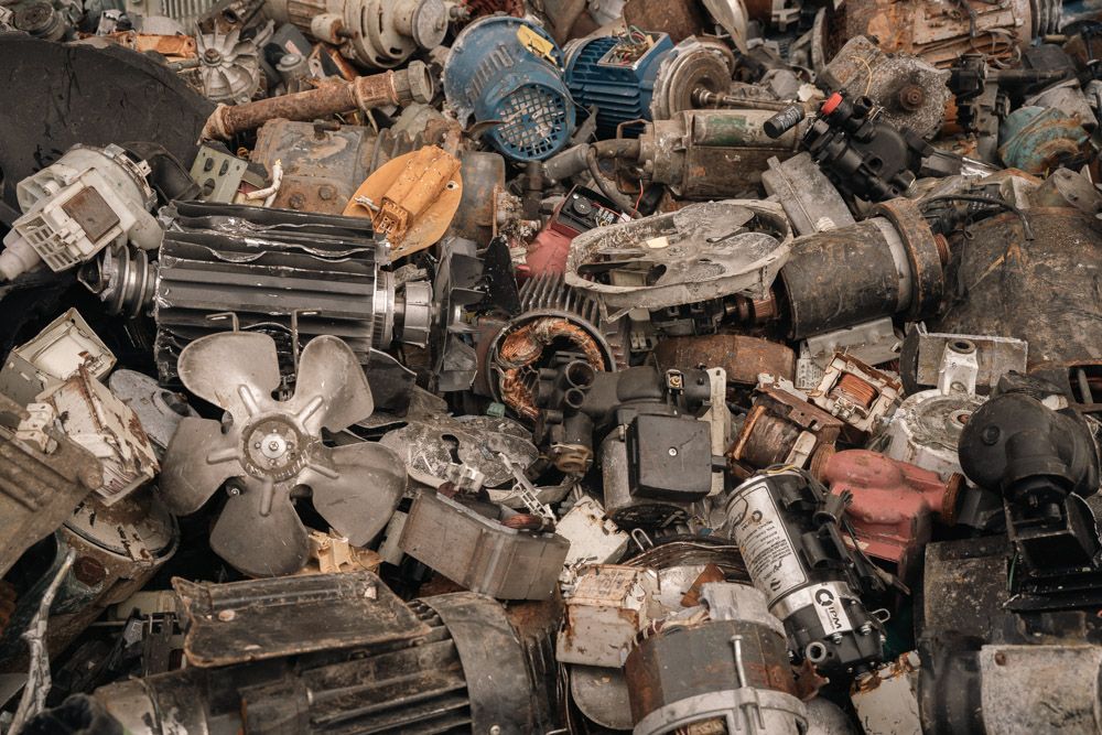 stoccaggio di motori elettrici misti nel container di Amasteel srl Pisa